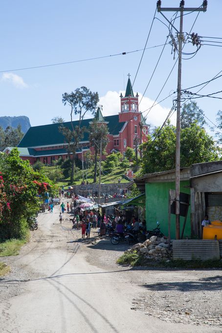 Kirche steht im Dorf